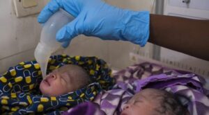 Dětská resuscitační sada obsahuje nejdůležitější pomůcky, které umožní porodní asistentce nebo komunitnímu zdravotníkovi zachránit život novorozence v krizové situaci.