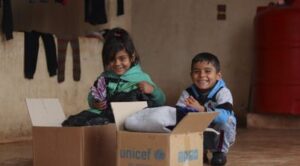 Teplé zimní oblečení podle věku ve variantách pro chlapce i dívky.