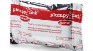 50 balení terapeutické výživy Plumpy‘Nut® pro léčbu akutní podvýživy. Pro úplné vyléčení stačí podvyživenému dítěti 3 balení této výživy denně po dobu 6–8 týdnů.