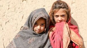 Teplé deky z hřejivé vlny o rozměru 150 cm × 200 cm, které ochrání před nepřízní počasí 10 dětí.