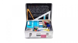 Škola v krabici (kompletní sestava učebních a vzdělávacích pomůcek v množství dostatečném pro 40 žáků a 1 učitele – knihy, sešity, tužky, gumy, pravítka, křídy, třídní kniha, vysílačka, solární lampa a plechovka černé barvy, kterou se dá natřít víko boxu a používat jako tabuli).