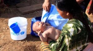 Rodinná souprava pro přepravu vody, hygienu a léčbu základních nemocí. Usnadní rodinám přístup k čisté vodě a podpoří jejich zdraví.