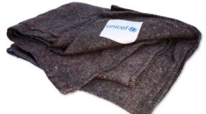 Teplé deky z hřejivé vlny o rozměru 150 cm × 200 cm, které ochrání před nepřízní počasí 5 dětí.