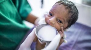 Terapeutické mléko F-100 pro děti trpící podvýživou (12 l mléka).