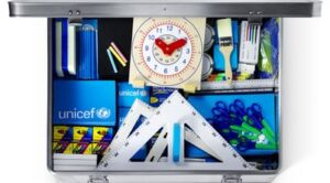 Kompletní sestava učebních a vzdělávacích pomůcek, která v krizových situacích umožní dětem pokračovat ve školní docházce po celé 3 měsíce. Kovový box obsahuje vše potřebné pro 40 žáků a učitele – knihy, sešity, tužky, pastelky, gumy, pravítka, křídy, třídní knihu, vysílačku na solární baterie, dokonce i plechovku černé barvy, pomocí níž se z víka boxu vytvoří funkční tabule.