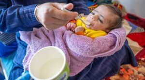 Deset litrů terapeutického mléka F-100 v prášku s přídavkem potřebných vitamínů a minerálů.