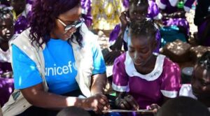 Zaškolení terénního pracovníka pro pomoc týraným a ohroženým dětem.