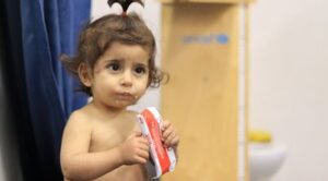 20 balení terapeutické výživy Plumpy‘Nut® pro léčbu akutní podvýživy. Pro úplné vyléčení stačí podvyživenému dítěti 3 balení této výživy denně po dobu 6–8 týdnů.