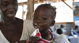 50 balení terapeutické výživy Plumpy‘Nut® pro léčbu akutní podvýživy. Pro úplné vyléčení stačí podvyživenému dítěti 3 balení této výživy denně po dobu 6–8 týdnů.