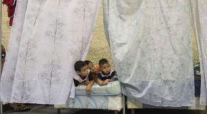 Měsíční pobyt dítěte v bezpečném tranzitním centru, včetně stravy, hygienického vybavení, lůžka a lékařské pomoci.