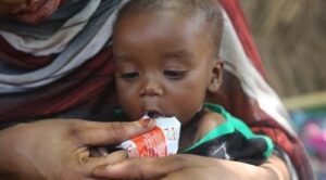 Terapeutická strava pro úplné vyléčení jednoho dítěte z těžké podvýživy.