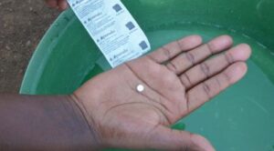 Tablety na čištění vody, které zajistí nezávadnou pitnou vodu pro 10 dětí na celý měsíc.