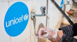 Souprava hygienických potřeb (mýdla, saponát, prací prášek, šampony, …) pro pětičlennou rodinu. Balíček obsahuje základní hygienické pomůcky a vydrží až jeden měsíc.