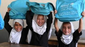 Výbava do školy pro jedno dítě. Váš dar zajistí školní batoh, psací potřeby a sešity, které umožní dětem zasaženým válkou pokračovat ve školní docházce a zajistí jim tak lepší budoucnost.