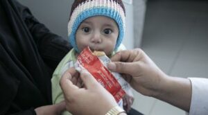 150 dávek Plumpy’Nut® pro vyléčení jednoho podvyživeného dítěte. Výživná terapeutická směs s vysokým podílem proteinů, určená dětem strádajícím akutní podvýživou, jejichž organismus je příliš slabý pro podávání normální stravy.