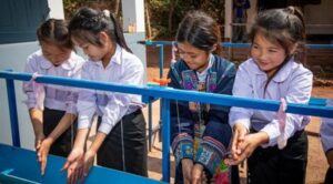 Souprava mýdel a kbelíků pro 5 škol na celý rok. Přístup k čisté vodě a čisticím prostředkům ochrání děti před zbytečnými nemocemi.