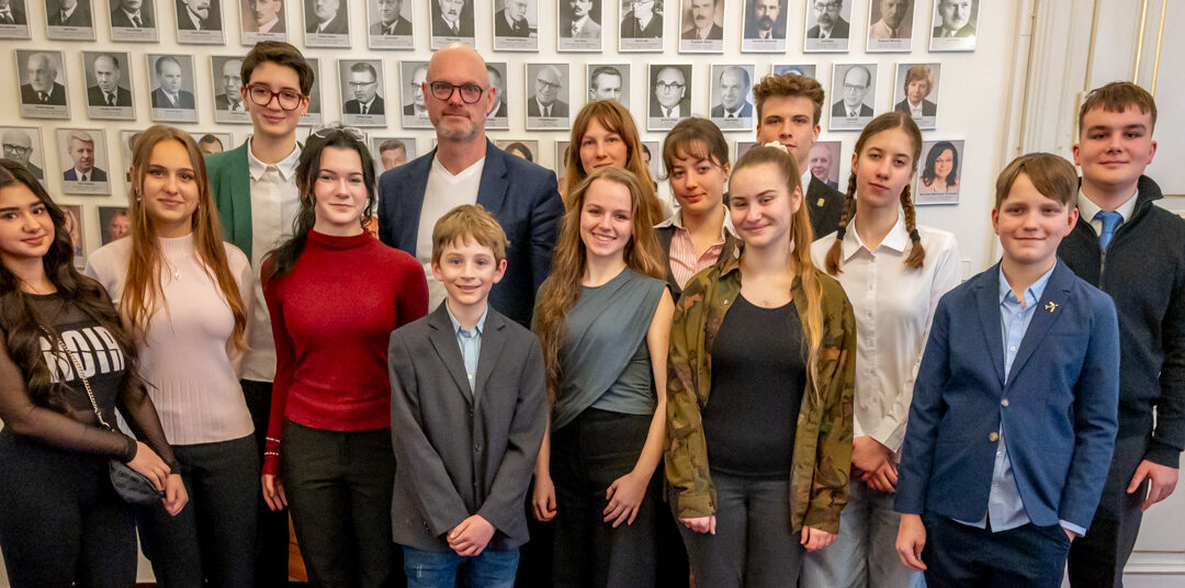 Škola očima mladých: Finalisté Dítěte Česka debatovali s ministrem školství o zákazu mobilů i šikaně