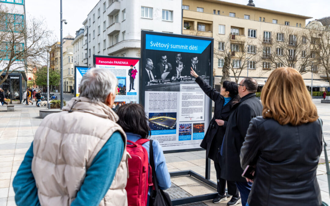 UNICEF otevřel výstavu o české pomoci dětem doma i ve světě