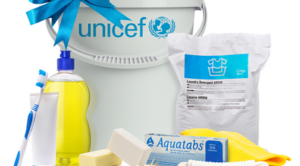 Souprava hygienických potřeb (mýdla, saponát, prací prášek, šampony, …) pro pětičlennou rodinu. Balíček obsahuje základní hygienické pomůcky a vydrží až jeden měsíc.